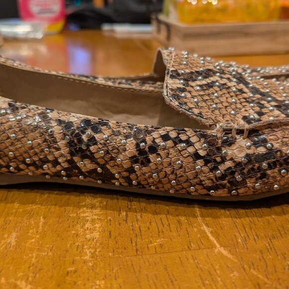Steve Madden women's Feather Loafer Flats in a snakeskin print with stud embelli - Picture 3 of 4